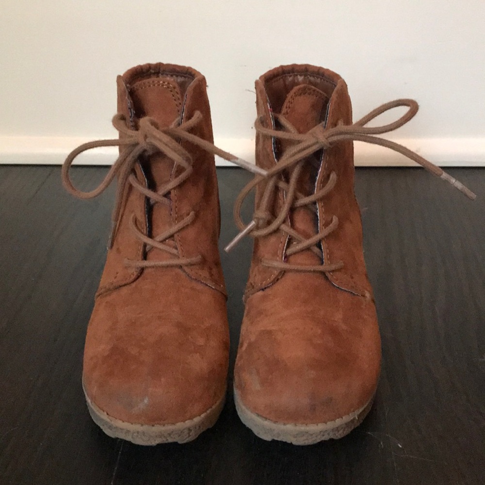 Little girls boots with a heel... size 12.